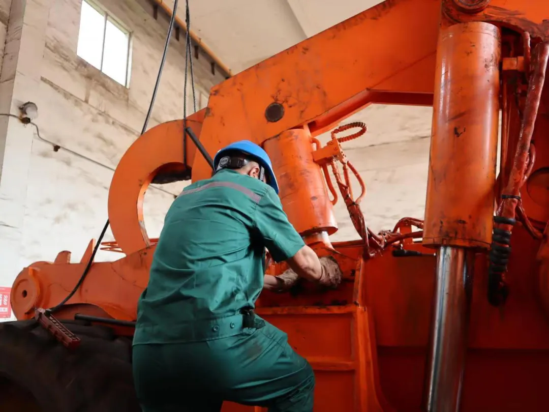 (工作现场) (工作现场)